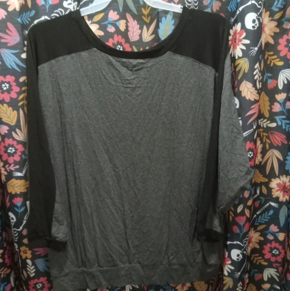 NWT TORRID Black&Grey Super Soft Striped Dolman Top Torrid size 3 (22-24) - Picture 3 of 4